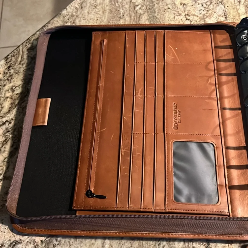 DAYTIMER Planner holds business cards, paper, so many compartments! Used - Picture 3 of 11